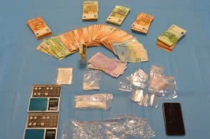 Aveva 30 grammi di cocaina e quasi 50mila euro in contanti: arrestato