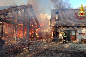 Fiamme alte e scoppia anche una bombola di gpl