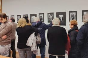 “Ritratti di un tempo”, la mostra dei vetrini fotografici del “Modesta” prolunga di un mese