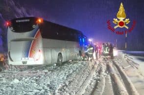 Autobus bloccati sul passo con la neve, arrivano i pompieri