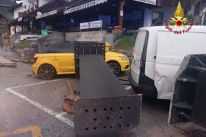 Due putrelle da 80 quintali l’una cadono dal camion: caos sull’Alemagna