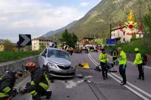 Incidente fra tre auto e una moto sull’Alemagna: un morto e cinque feriti