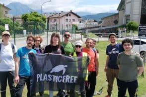 Passeggiata ecologica a Baldenich: raccolti oltre 30 kg di rifiuti e quattro secchi di mozziconi
