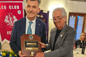 Lions Feltre Host, chiusura d’anno con il riconoscimento a Enrico Gaz