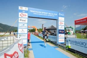 Triathlon in festa al Lago di Santa Croce: emozioni, passione e medaglie