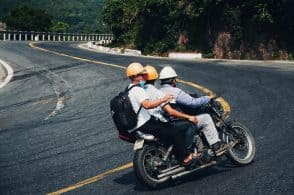 Harley nella notte: “Un assedio ai passi dolomitici”. Scoppia la polemica