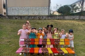 Colori e sorrisi per Feltre: i bambini decorano la città