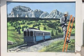 Il Trenino delle Dolomiti “torna” a Pieve nel murale firmato da Montagner