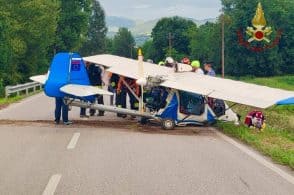 Aereo ultraleggero precipita in strada, ferito il pilota