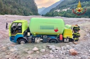 Camion carico di GPL bloccato nel Piave: intervento notturno dei Vigili del Fuoco