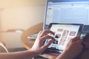 Anziani e studenti insieme contro il divario digitale