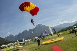 Paracadutismo, 48 squadre da 30 Paesi per il Trofeo Città di Belluno