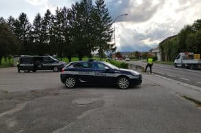 Viaggiava senza assicurazione, con un minore non legato: maxi multa e sequestro