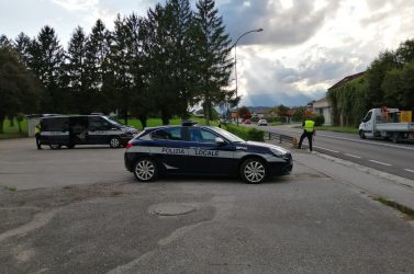 Viaggiava senza assicurazione, con un minore non legato: maxi multa e sequestro