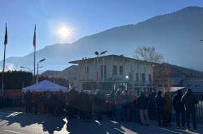 Hydro, presidio contro la chiusura. Anche la politica ai cancelli