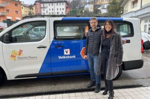 Un nuovo Jumpy per la solidarietà: Volksbank dona il mezzo a Società Nuova