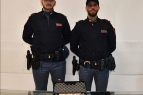 Colpi ad aria compressa sulle auto parcheggiate: denunciato un uomo