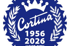 Cortina distribuisce le bandiere olimpiche: il simbolo che unisce ’56 e 2026