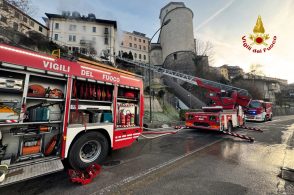 Incendio in via Sottocastello: donna in ospedale, muoiono due cani