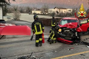 Scontro tra camion e auto sulla SP1: due feriti, traffico bloccato per oltre un’ora