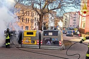 Doppio intervento dei Vigili del Fuoco: cassonetto in fiamme e incidente in A27