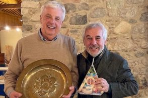 I piatti elemosinieri: quando l’artigianato diventa racconto collettivo