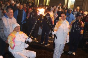 Bagno di folla per il passaggio della Fiamma olimpica