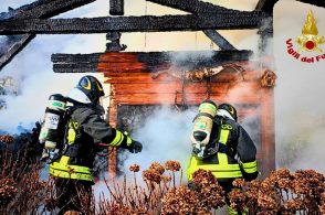 Capanno in fiamme a Sospirolo: intervento dei Vigili del Fuoco