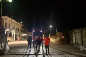 Tentato blitz notturno alla Hydro: lavoratori fermano il camion con le matrici