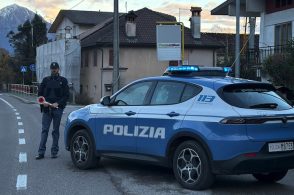 Tenta la fuga con auto sequestrata e aggredisce gli agenti: arrestato 60enne