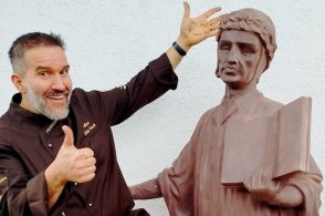 Dante di cioccolato alto 2 metri: l’omaggio del maestro Mirco Della Vecchia