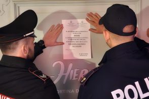 Irregolarità nelle norme antincendio e lite degenerata: locale chiuso 15 giorni