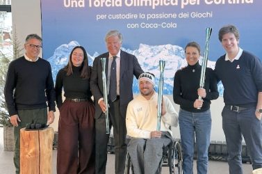 La torcia passa di mano: il simbolo dei Giochi ora guarda al futuro