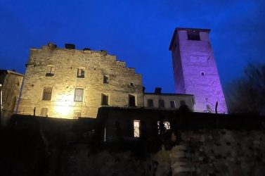 La Torre del Castello si illumina di lilla per la giornata sui disturbi alimentari