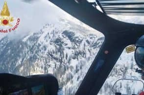 Gruppo di escursionisti bloccato dalla neve: recuperato con l’elicottero