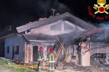 Auto in fiamme nel garage di una villetta: famiglia evacuata nella notte