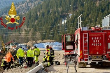 Cade mentre lavora lungo l’Alemagna, operaio elitrasportato in ospedale