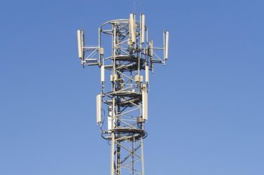 137 firme contro l’antenna telefonica: «Sì al segnale, ma lontano dalle case»