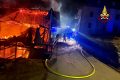 Incendio nella notte a Venas di Cadore: evacuate 13 persone, distrutto un tabià