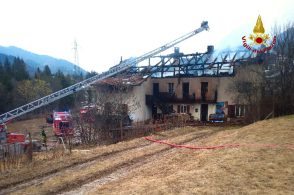 Incendio a Borca: vigile del fuoco salva un uomo e il suo cane