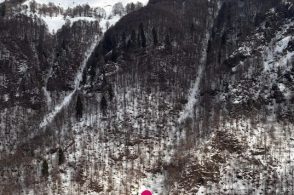 Scivola sul sentiero innevato e precipita per 250 metri: tragedia sul Grappa