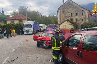 Incidente sulla Alemagna a Cadola: una persona estratta dall’auto