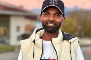 Schianto in bicicletta tornando dal lavoro: morto sudanese di 34 anni