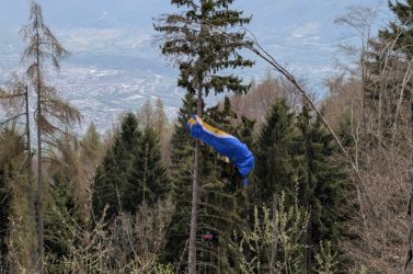 Parapendista bloccata a 30 metri: recupero del Soccorso alpino
