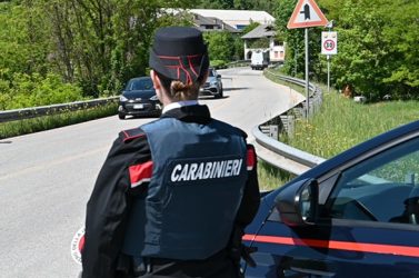 Agordo, infrange i divieti e punta verso la vittima: arrestata