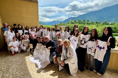 Magliette solidali per la Pediatria: a Feltre l’impegno degli studenti del Dal Piaz