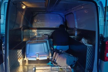 Carro funebre in giro di notte… ma è una festa: patente ritirata al conducente
