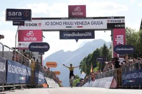 Giro, trionfo di Kuss nel tappone dolomitico: vetrina mondiale per il Bellunese