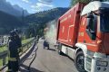 Principio d’incendio su un camion: strada chiusa per il travaso in sicurezza