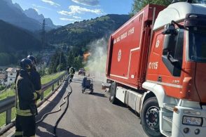 Principio d’incendio su un camion: strada chiusa per il travaso in sicurezza